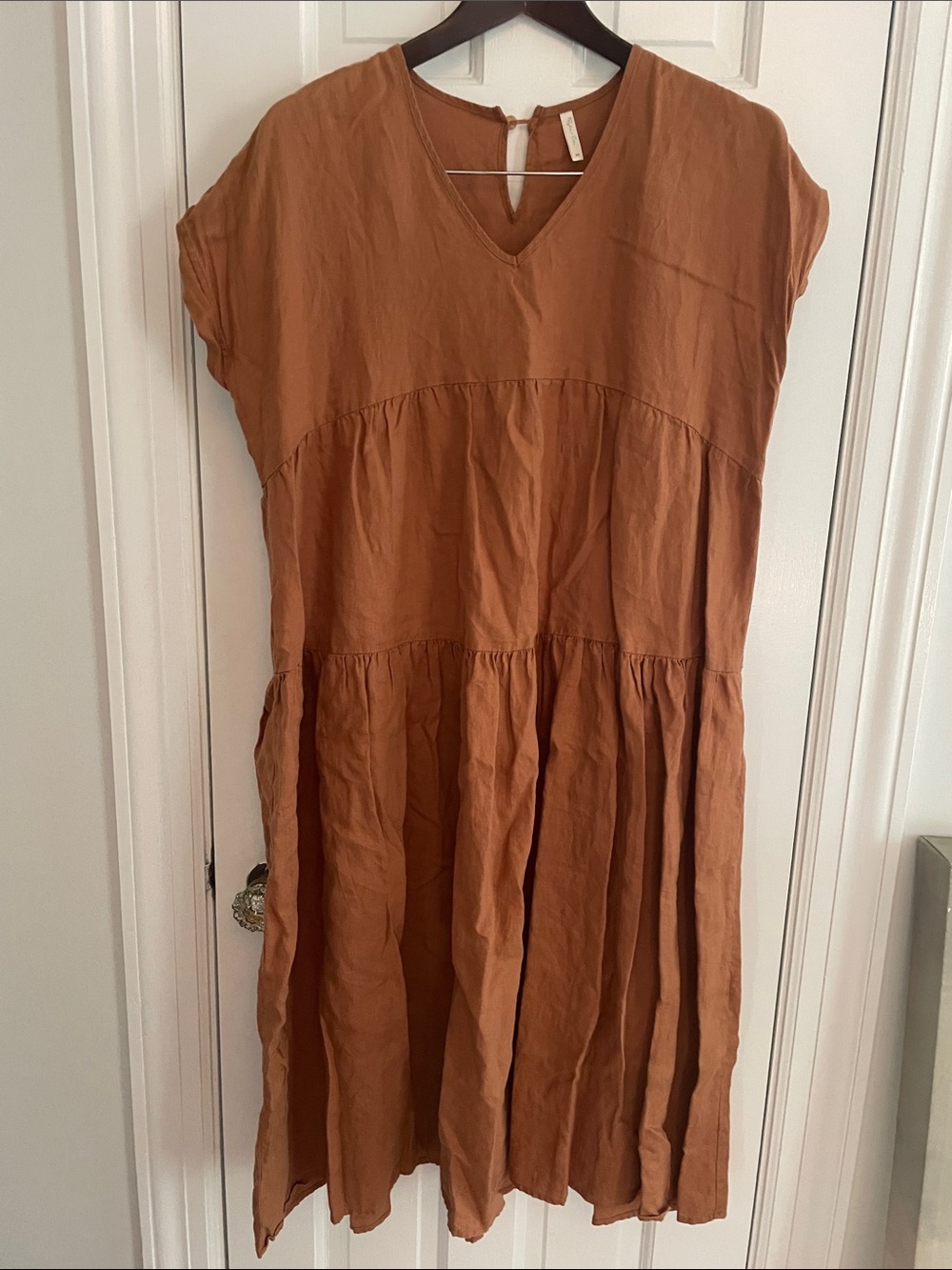 Women's V-Neck Tiered Midi Dress - Rust